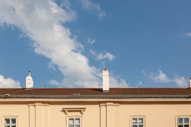 Foto schorstenen op het dak van het huis tegen de lucht