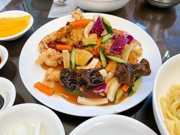 Schot van Chinese salade op tafel