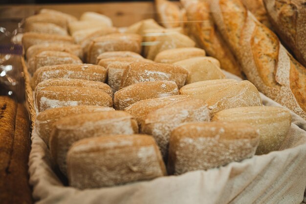 Schot van verse glazen broden in mand in ambachtelijke bakkerij