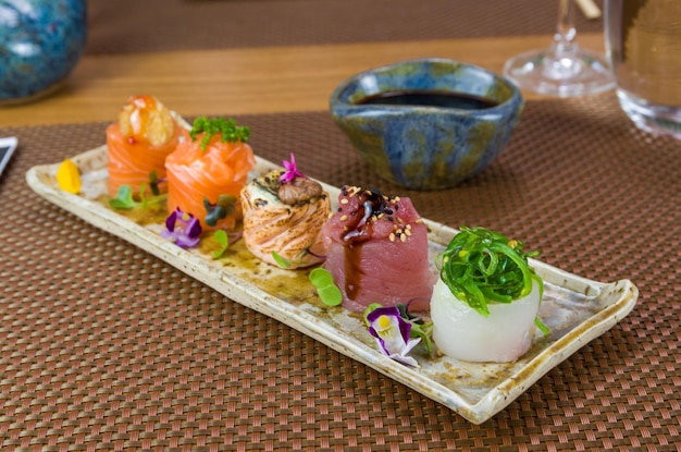 Schotel gedecoreerd met verschillende smaken elegante gunkan sushi