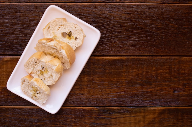 Foto schotel met geroosterd brood op houten tafel