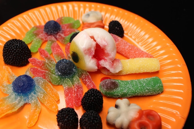 Foto schotel met snoep exploten witte en gele jelly oogbal met rode bloed gelatine halloween