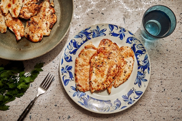 Schotel met vers gekookte gemarineerde borstfilets onder zonlicht