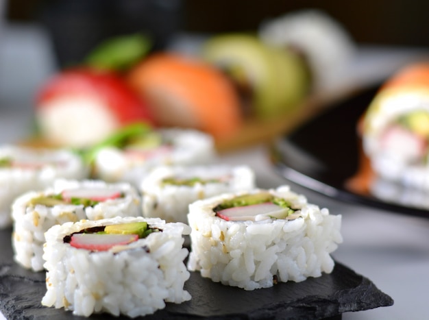 Schotel met verschillende soorten sushi, sommige van blauwvintonijn en andere zalm