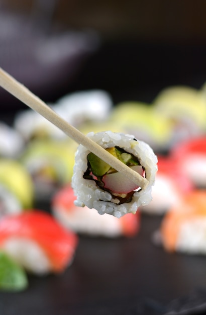 Foto schotel met verschillende soorten sushi, sommige van blauwvintonijn en andere zalm