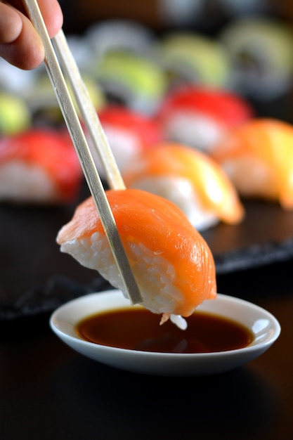 Schotel met verschillende soorten sushi, sommige van blauwvintonijn en andere zalm