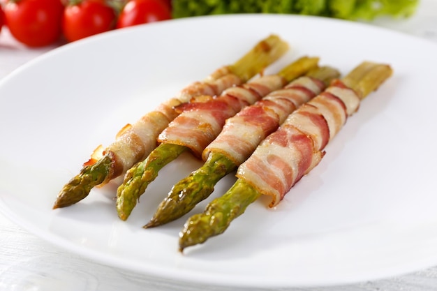 Schotel van asperges en bacon in plaatclose-up