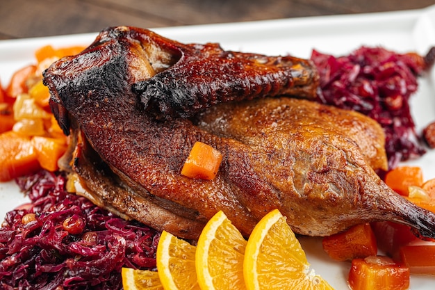 Schotel van geroosterde pekingeend met verschillende salades