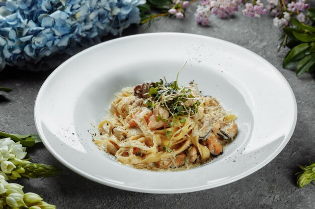 Schotel van linguine allo scoglio, typisch Italiaanse pasta met zeevruchten, mediterrane keuken.