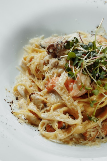 Schotel van linguine allo scoglio typisch Italiaanse pasta met zeevruchten Mediterrane keuken