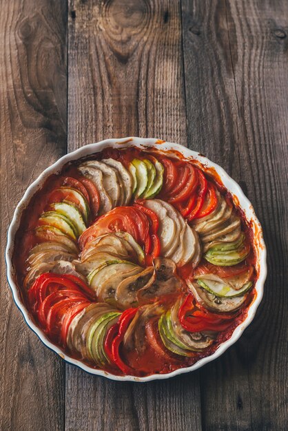 Schotel van ratatouille op de houten tafel