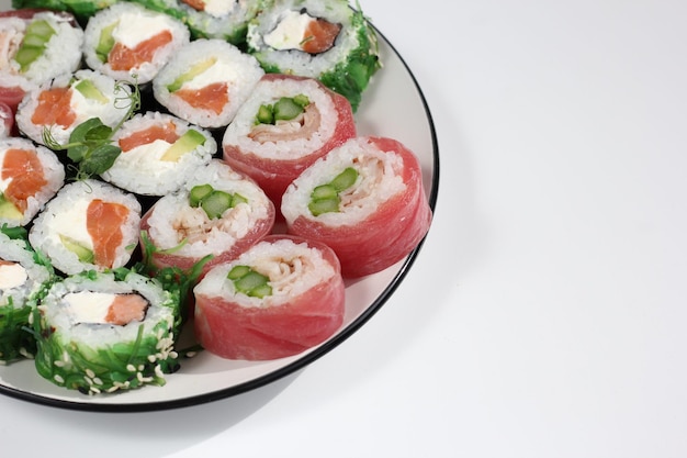 Foto schotel van vis sushi rolt op een bord