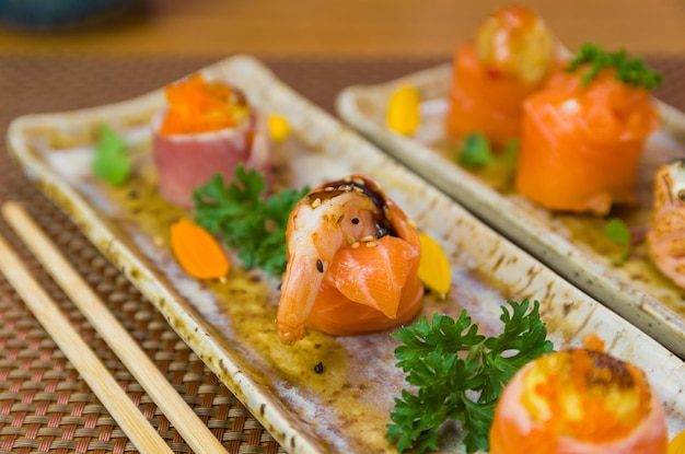 Schotel versierd met verschillende smaken elegante sushi Selectieve focus