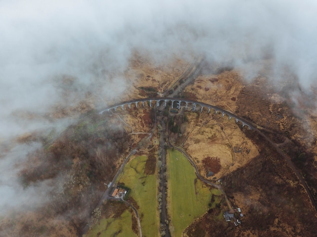 Foto schotland bedekt met dikke mist