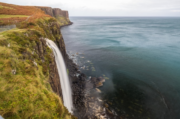 Schotland kust met waterval landschap