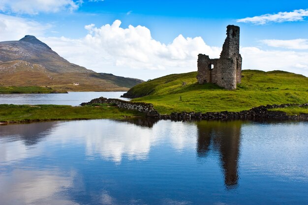 Schotland, Sutherland. Pad naar een ruïne van Schotse kaste.
