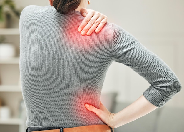Schouder, heup en rugpijn van een vrouw die een pijnlijk gebied op haar lichaam in het rood aanraakt en vasthoudt Close-up van een vrouw die spanningspijn en ongemak voelt door een gloeiend spierletselprobleem