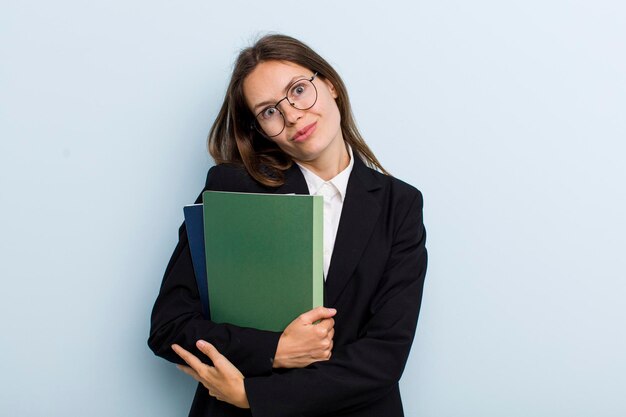 Schouderophalend zich verward en onzeker voelen