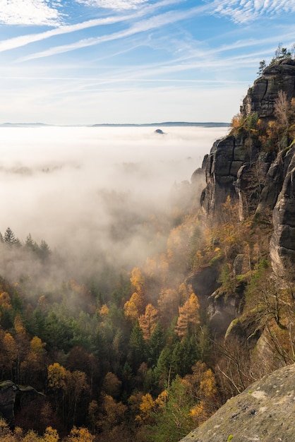 Schrammstein bergen Herfst landschap Mist Blauwe lucht Saksisch Zwitserland Duitsland