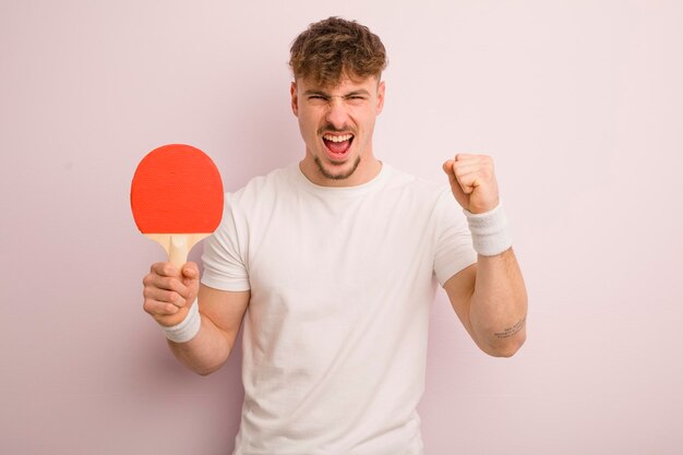 schreeuwde agressief met een boze uitdrukking