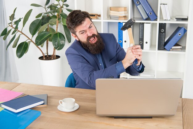 Schreeuwen. enkele zakelijke problemen oplossen. Computer lag-virus. boze zakenman of manager met voorhamer. agressieve zakenman op kantoor. Redenen voor computervertraging. Haat kantoorroutine.