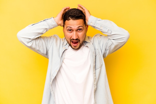 Schreeuwend erg opgewonden gepassioneerd tevreden met iets
