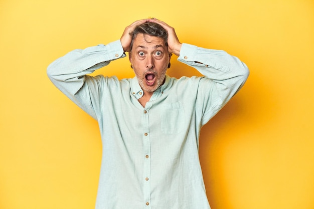 Schreeuwend erg opgewonden gepassioneerd tevreden met iets