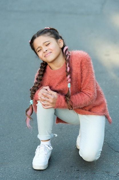 Schreeuwend meisje in herfsttrui Klein kind heeft pijn in knie Herfst knuffels Herfstmode voor mooi meisje gezonde kindertijd beenblessure van klein meisje heeft wat hulp nodig oh mijn god