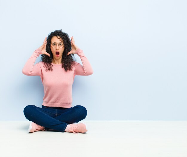 schreeuwend met handen in de lucht, woedend, gefrustreerd, gestrest en overstuur