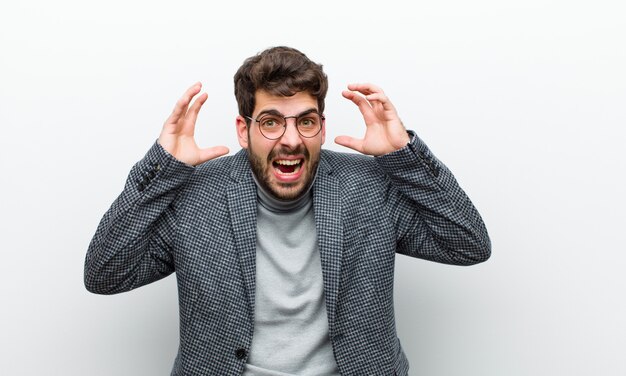 schreeuwend met handen in de lucht, woedend, gefrustreerd, gestrest en overstuur