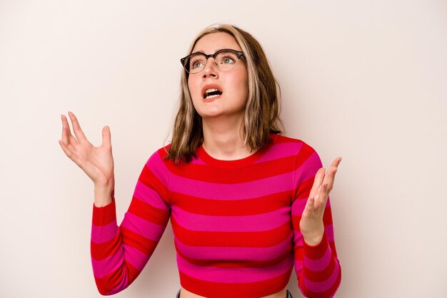 Schreeuwend naar de lucht kijkend gefrustreerd