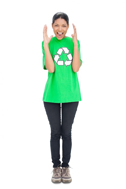 Schreeuwend zwart haired model die recyclingst-shirt dragen