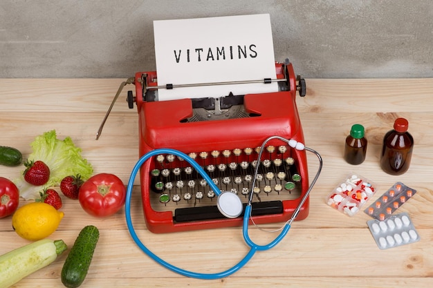Schrijfmachine en tekst Vitaminen keuze tussen natuurlijke vitamines groenten fruit of tabletten