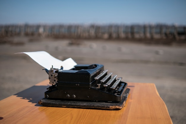 Schrijfmachine op de tafel in de open lucht, estuarium op de achtergrond
