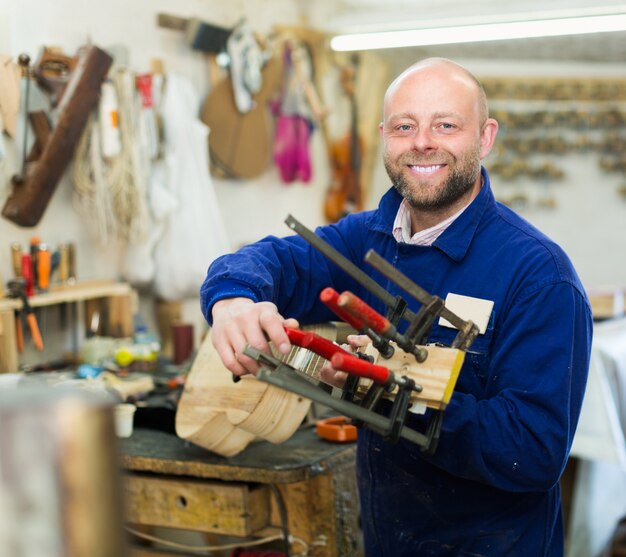 Foto schrijnwerker op draaibank in de werkruimte