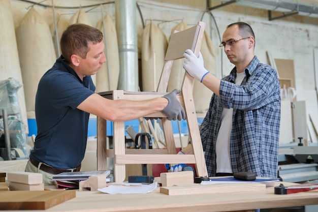 Schrijnwerkers industriële werkplaats, twee mannen die met hout werken