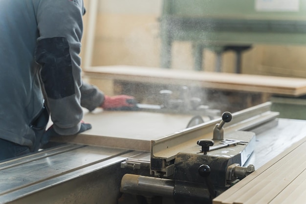 Schrijnwerkzaag bij het snijden van hout voor het maken van meubels en houten elementen