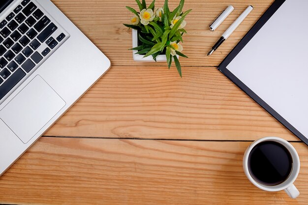 Schrijven elementen op houten bureau