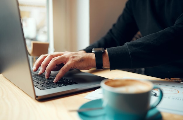 Schrijven laptop en handen in coffeeshop voor doctoraatsonderzoek online onderwijs en beursessay Computer internetcafé en persoon klant of student studie typen of creatieve bloginspiratie