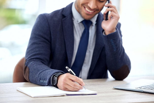 Schrijvend telefoongesprek en zakenman met notitieboekje voor het plannen van communicatie en adviesschema of kalender Gelukkige professionele werker of bedrijfspersoon met dagboek mobiele chat en ideeën