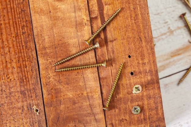 Schroeven op een houten tafel