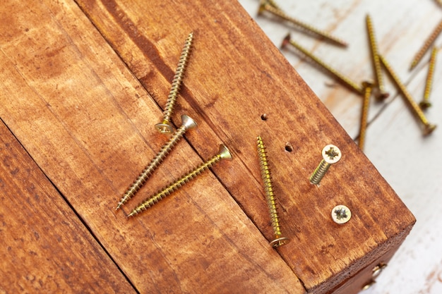 Schroeven op een houten tafel