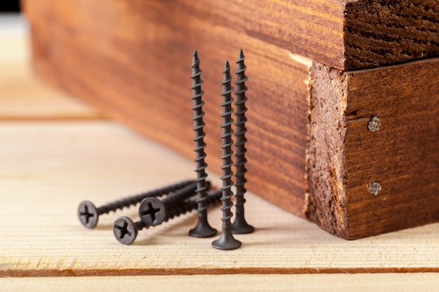 Schroeven op een houten tafel