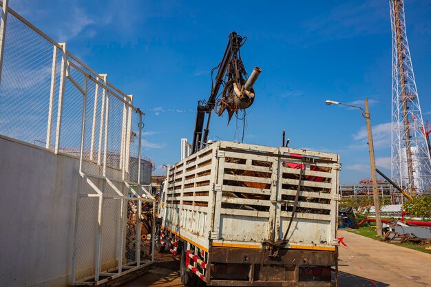 Schrootheffers van werknemer bij olie- en gasleiding voor hydraulische handlingarm vrachtwagens