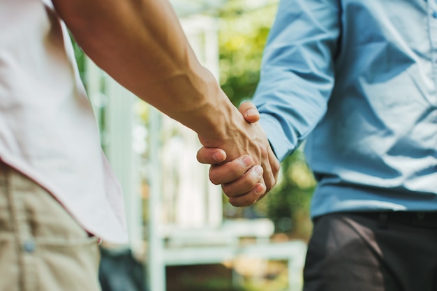 Schuddende handen mensen uit het bedrijfsleven teamwork na succes in zakelijke voorwaarden overeenkomst.