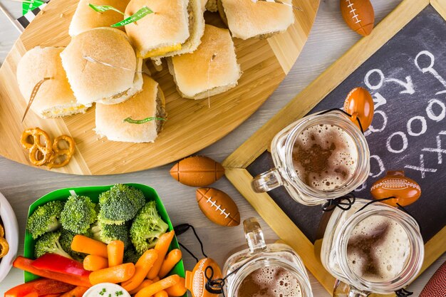 Schuifregelaars met vegetarisch dienblad op tafel voor het voetbalfeest.