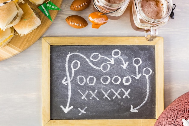 Schuifregelaars met vegetarisch dienblad op tafel voor het voetbalfeest.