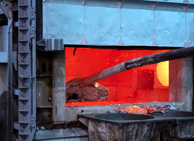 Foto schuim afromen op gesmolten aluminium