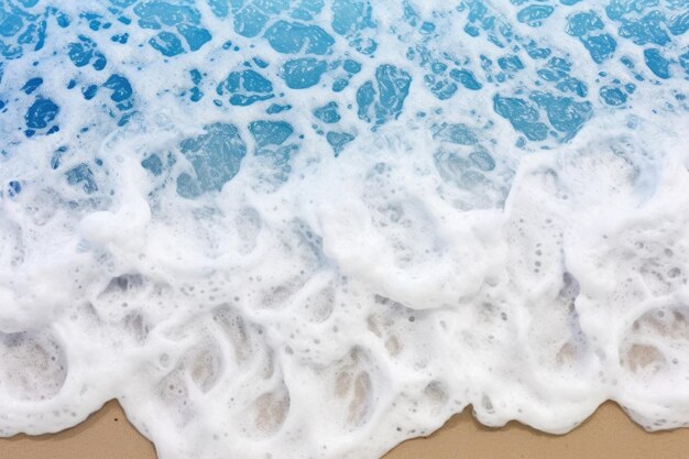 Foto schuim en bubbels draait op een strandgolf