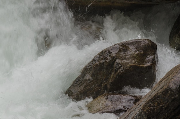 Schuimend water en rotsen